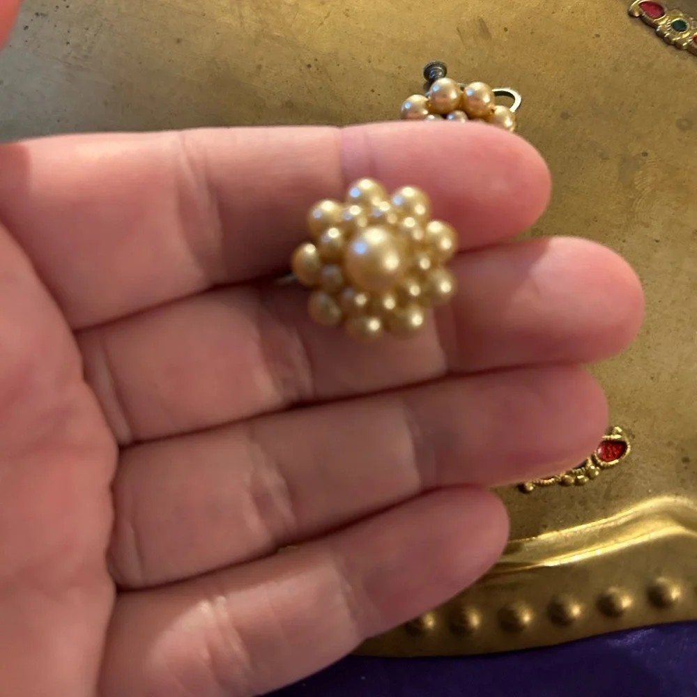 VTG Fake Pearl screw back earrings, very dainty!! - Picture 4 of 6